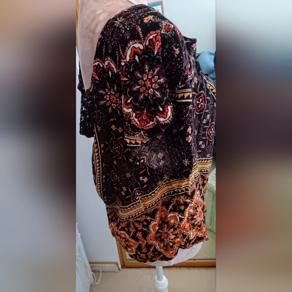 Meraki ~ Boho Black Tan Geometric Cold Shoulder Blouse with Crochet Neckline (L) - Picture 3 of 15